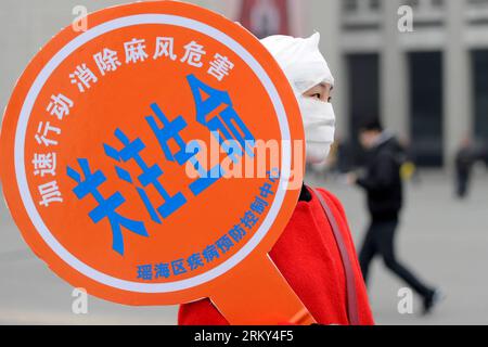 Bildnummer: 59140827  Datum: 27.01.2013  Copyright: imago/Xinhua (130127) -- HEFEI, Jan. 27, 2013 (Xinhua) -- A staff member dressed like a leprosy patient with bandage holds a cardboard written with the slogan of leprosy prevention on the square of the Hefei Railway Station in Hefei, capital of east China s Anhui Province, Jan. 27, 2013. Staff members from a local center for disease control and prevention carried out a campaign to promote leprosy prevention here on Sunday, the 60th World Leprosy Day. (Xinhua/Liu Junxi) (xzj) CHINA-ANHUI-HEFEI-LEPROSY PREVENTION (CN) PUBLICATIONxNOTxINxCHN Ges Stock Photo