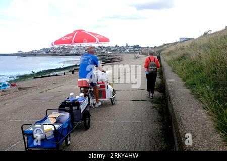 Eisverkäufer auf dem Fahrrad, hampton-on-Sea, East kent, uk august 26 2023 Stockfoto