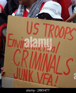 Bildnummer: 59143950  Datum: 28.01.2013  Copyright: imago/Xinhua (130128) -- MANILA, Jan. 28, 2013 (Xinhua) -- An activist holds a placard as she participates in a protest near the U.S. embassy in Manila, the Philippines, on Jan. 28, 2013. The Philippine government will ask the United States to allow Filipino authorities to have access to the duty personnel of the stuck USS Guardian to determine why the vessel ran aground in Tubbataha Reef in Sulu Sea, a senior government official said Sunday. (Xinhua/Rouelle Umali) (nxl) PHILIPPINES-MANILA-ENVIRONMENT-US MINESWEEPER-PROTEST PUBLICATIONxNOTxIN Stock Photo