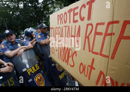 Bildnummer: 59143951 Datum: 28.01.2013 Copyright: imago/Xinhua (130128) -- MANILA, 28. Januar 2013 (Xinhua) -- Polizei blockiert am 28. Januar 2013 den Weg der Demonstranten in der Nähe der US-Botschaft in Manila, Philippinen. Die philippinische Regierung wird die Vereinigten Staaten bitten, den philippinischen Behörden Zugang zum Einsatzpersonal des festsitzenden USS Guardian zu gewähren, um festzustellen, warum das Schiff im Tubbataha Reef in Sulu Sea auf Grund lief, sagte ein hochrangiger Regierungsbeamter am Sonntag. (Xinhua/Rouelle Umali) (nxl) PHILIPPINEN-MANILA-UMWELT-US MINENRÄUMER-PROTEST PUBLICATIONxNOTxINxCHN Gesellschaft Militär Stockfoto