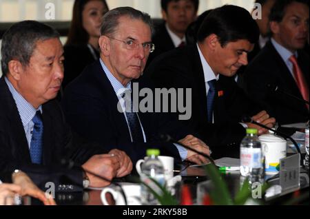 Bildnummer: 59147258  Datum: 29.01.2013  Copyright: imago/Xinhua (130129) -- NANJING, Jan. 29, 2013 (Xinhua) -- International Olympic Committee president Jacques Rogge (C) listens in a conference held by 2014 Summer Youth Olympics organizing committee during his visit to Nanjing, east China s Jiangsu Province on Jan. 29, 2013. (Xinhua/Han Yuqing) CHINA-NANJING-YOUTH OLYMPIC-ROGGE VISIT PUBLICATIONxNOTxINxCHN Vorschau Jugendolympia OS Sommer Sommerspiele Jugend x0x xdd premiumd 2013 quer      59147258 Date 29 01 2013 Copyright Imago XINHUA  Nanjing Jan 29 2013 XINHUA International Olympic Commi Stock Photo