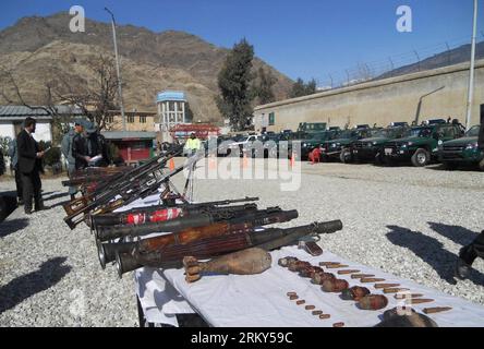 Bildnummer: 59148631  Datum: 29.01.2013  Copyright: imago/Xinhua (130129) -- KUNAR, Jan. 29, 2013 (Xinhua) -- Afghan police officers display weapons captured from Taliban militants and armed groups during an operation in Kunar province in eastern Afghanistan on Jan. 29, 2013. (Xinhua/Amran) AFGHANISTAN-KUNAR-CONFISCATED WEAPONS PUBLICATIONxNOTxINxCHN Gesellschaft Polizei Waffen Gewehr Maschinengewehr beschlagnahmt Abgabe Waffenniederlegung premiumd x0x xac 2013 quer      59148631 Date 29 01 2013 Copyright Imago XINHUA  Kunar Jan 29 2013 XINHUA Afghan Police Officers Display Weapons captured fr Stock Photo
