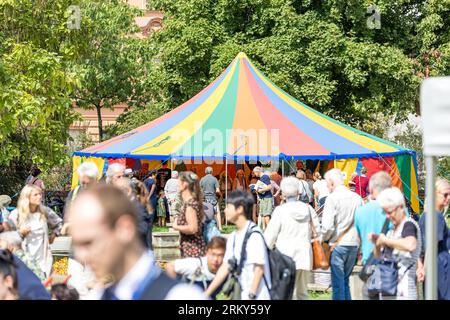 Cottbus, Deutschland. 26. August 2023. Die Besucher besuchen die Eröffnungsveranstaltung des Cottbuser Staatstheaters für die neue Saison im Great House des Theaters. "Zusammen. Hier.“ So lautet das Motto des Cottbuser Staatstheaters für die Spielzeit 2023/24, die das brandenburgische Vierfachtheater an diesem Wochenende gemeinsam mit Bürgern feiert. Insgesamt werden 19 Premieren in den Bereichen Theater, Musiktheater und Ballett, acht philharmonische Konzerte und zahlreiche Veranstaltungen in den Serien „Special Format“ und „Special“ erlebt. Quelle: Frank Hammerschmidt/dpa/ZB/dpa/Alamy Live News Stockfoto