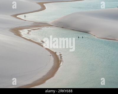 Luftaufnahme von Lencois Maranhenses. Weiße Sanddünen mit Pools aus frischem und transparentem Wasser. Wüste. Barreirinhas. Maranhao State. Brasilien Stockfoto