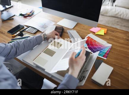 Der männliche Designer wählt das Bodenmuster für die Nahaufnahme des Zuhauses Stockfoto