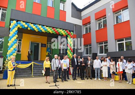 Nicht exklusiv: IRPIN, UKRAINE - 24. AUGUST 2023 - die Teilnehmer werden während der Eröffnung des Ruta-Kindergartens, der mit Mitteln aus Lithua umgebaut wurde, abgebildet Stockfoto