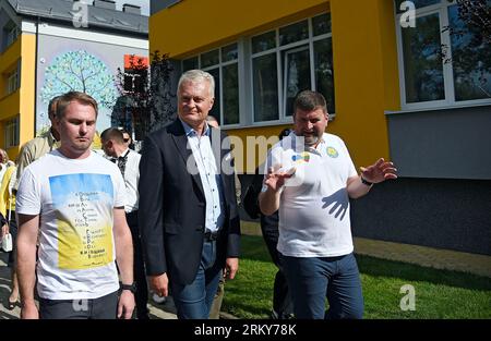 Nicht exklusiv: IRPIN, UKRAINE - 24. AUGUST 2023 - Leiter der Kiewer Militärverwaltung, Ruslan Krawtschenko, Präsident der Republik Litauen Stockfoto