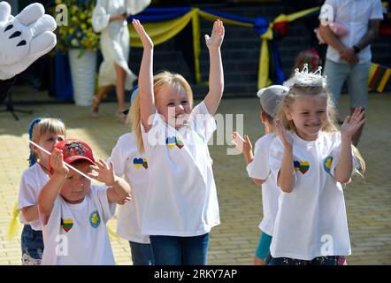 Nicht exklusiv: IRPIN, UKRAINE - 24. AUGUST 2023 - Kinder haben Spaß bei der Eröffnung des Ruta-Kindergartens, der mit Geldern aus Litauen nachgebaut wurde Stockfoto