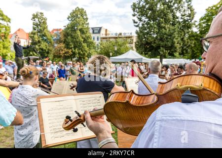 26. August 2023, Brandenburg, Cottbus: Bei einem Mitspielkonzert anlässlich der Eröffnungsveranstaltung des Cottbuser Staatstheaters zur neuen Saison unterhalten Amateurmusiker die Besucher. "Zusammen. Hier.“ So lautet das Motto des Cottbuser Staatstheaters für die Spielzeit 2023/24, die das brandenburgische Vierfachtheater an diesem Wochenende gemeinsam mit Bürgern feiert. Insgesamt werden 19 Premieren in den Bereichen Theater, Musiktheater und Ballett, acht philharmonische Konzerte und zahlreiche Veranstaltungen in den Serien „Special Format“ und „Special“ erlebt. Foto: Frank Hammerschmidt/dpa Stockfoto