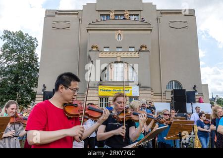 26. August 2023, Brandenburg, Cottbus: Bei einem Mitspielkonzert anlässlich der Eröffnungsveranstaltung des Cottbuser Staatstheaters zur neuen Saison unterhalten Amateurmusiker die Besucher. "Zusammen. Hier.“ So lautet das Motto des Cottbuser Staatstheaters für die Spielzeit 2023/24, die das brandenburgische Vierfachtheater an diesem Wochenende gemeinsam mit Bürgern feiert. Insgesamt werden 19 Premieren in den Bereichen Theater, Musiktheater und Ballett, acht philharmonische Konzerte und zahlreiche Veranstaltungen in den Serien „Special Format“ und „Special“ erlebt. Foto: Frank Hammerschmidt/dpa Stockfoto