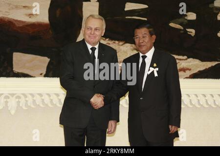 Bildnummer: 59167338  Datum: 03.02.2013  Copyright: imago/Xinhua (130203) -- PHNOM PENH, Feb. 3, 2013 (Xinhua) -- Cambodian Prime Minister Hun Sen (R) shakes hands with French Prime Minister Jean-Marc Ayrault at the Peace Palace in Phnom Penh, the capital of Cambodia, Feb. 3, 2013. Ayrault arrived here on Sunday morning to attend the royal cremation ceremony of the late Cambodian former King NorodomxSihanouk, which will be held on Monday. (Xinhua/Sovannara) CAMBODIA-PHNOM PENH-ROYAL CREMATION-FOREIGN CELEBRITIES PUBLICATIONxNOTxINxCHN People Politik premiumd x1x xmb 2013 quer     59167338 Date Stock Photo