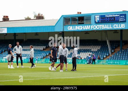 Die Spieler von Colchester United inspizieren das Spielfeld vor dem Spiel der Sky Bet League Two im Priestfield Stadium, Gillingham. Bilddatum: Samstag, 26. August 2023. Stockfoto