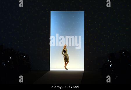 Bildnummer: 59187783  Datum: 07.02.2013  Copyright: imago/Xinhua A model displays a creation from Tadashi Shoji during the Mercedes-Benz Fashion Week Fall 2013 collections in New York, the United States, on Feb. 7, 2013. The Fashion Week brings out the newest collections of over 90 designer runway shows and presentations. (Xinhua/Wang Lei) US-NEW YORK-FASHION WEEK-TADASHI SHOJI PUBLICATIONxNOTxINxCHN Kultur Entertainment Mode Modewoche Modenschau xns x0x 2013 quer     59187783 Date 07 02 2013 Copyright Imago XINHUA a Model Displays a Creation from Tadashi Shoji during The Mercedes Benz Fashion Stock Photo