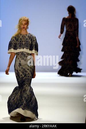 Bildnummer: 59187786  Datum: 07.02.2013  Copyright: imago/Xinhua A model displays a creation from Tadashi Shoji during the Mercedes-Benz Fashion Week Fall 2013 collections in New York, the United States, on Feb. 7, 2013. The Fashion Week brings out the newest collections of over 90 designer runway shows and presentations. (Xinhua/Wang Lei) US-NEW YORK-FASHION WEEK-TADASHI SHOJI PUBLICATIONxNOTxINxCHN Kultur Entertainment Mode Modewoche Modenschau xns x0x 2013 hoch     59187786 Date 07 02 2013 Copyright Imago XINHUA a Model Displays a Creation from Tadashi Shoji during The Mercedes Benz Fashion Stock Photo