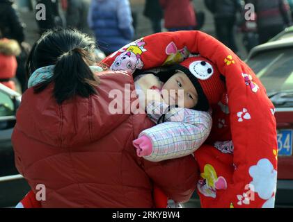 Bildnummer: 59191594 Datum: 08.02.2013 Copyright: imago/Xinhua (130208) -- ZHENGZHOU, 8. Februar 2013 (Xinhua) -- Eine Frau, die ein Baby trägt, geht auf eine Bushaltestelle vor dem Fernbusbahnhof Zhengzhou in Zhengzhou, Hauptstadt der zentralchinesischen Provinz Henan, 8. Februar 2013. Die Chinesen kommen nach Hause, um das Frühlingsfest mit Familienmitgliedern zu verbringen. (Xinhua/Wang Song) (MP) CHINA-ZHENGZHOU-SPRING FESTIVAL-TRAVEL (CN) PUBLICATIONxNOTxINxCHN Gesellschaft CHN Neujahr Frühlingsfest Feiertag Heimreise xas x0x 2013 quer 59191594 Datum 08 02 2013 Copyright Imago XINHUA Zhengzhou 8. Februar 2013 XINHU Stockfoto