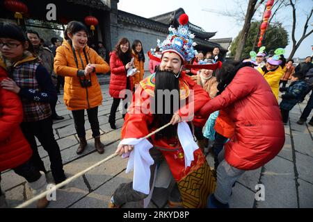 Bildnummer: 59200563  Datum: 10.02.2013  Copyright: imago/Xinhua (130210) -- YANGZHOU, Feb. 10, 2013 (Xinhua) -- A staff member of the Heyuan Garden dressed as the God of Wealth participates in tug of war with tourists at a local event celebrating Chinese Lunar New Year, or Spring Festival, at the Heyuan Garden, Yangzhou City, east China s Jiangsu Province, Feb. 10, 2013. Various activities were held all over China on Sunday to celebrate the Spring Festival, marking the start of Chinese lunar Year of the snake. The Spring Festival falls on Feb. 10 this year. (Xinhua/Meng Delong) (zn) CHINA-SPR Stock Photo