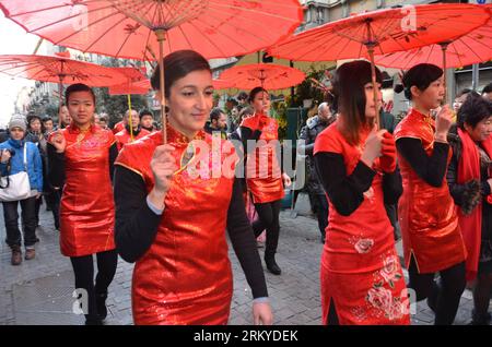 Bildnummer: 59202639  Datum: 10.02.2013  Copyright: imago/Xinhua (130210) -- MILAN, Feb. 10, 2013 (Xinhua) -- take part in a parade celebrating the Chinese Lunar New Year in Milan, Italy, on Feb. 10, 2013. (Xinhua/Song Jian) ITALY-MILAN-CHINESE-LUNAR-NEW YEAR PUBLICATIONxNOTxINxCHN Gesellschaft Neujahr Frühlingsfest Feiertag xas x0x 2013 quer premiumd      59202639 Date 10 02 2013 Copyright Imago XINHUA  Milan Feb 10 2013 XINHUA Take Part in a Parade Celebrating The Chinese Lunar New Year in Milan Italy ON Feb 10 2013 XINHUA Song Jian Italy Milan Chinese Lunar New Year PUBLICATIONxNOTxINxCHN S Stockfoto
