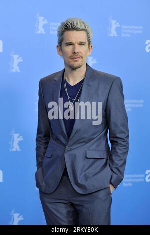 Bildnummer: 59205490 Datum: 11.02.2013 Copyright: imago/Xinhua (130211) -- BERLIN, 11. Februar 2013 (Xinhua) -- Schauspieler Ethan Hawke posiert bei einem Fotocall für den Film vor Mitternacht während der 63. Berlinale Filmfestspiele in Berlin, Hauptstadt Deutschlands, am 11. Februar 2013. (Xinhua/Ma Ning) (syq) DEUTSCHLAND-BERLIN-BERLINALE FILMFESTIVAL PUBLICATIONxNOTxINxCHN Entertainment People Film 63. Internationale Filmfestspiele Premiere x0x xrj 2013 hoch 59205490 Datum 11 02 2013 Copyright Imago XINHUA Berlin 11. Februar 2013 XINHUA-Schauspieler Ethan Hawke posiert BEI einem Fototermin für den Film vor Mitternacht während des Stockfoto