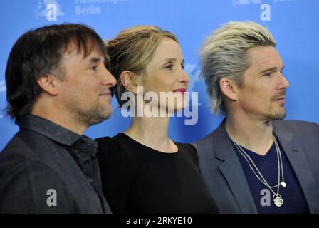 Bildnummer: 59205492 Datum: 11.02.2013 Copyright: imago/Xinhua (130211) -- BERLIN, 11. Februar 2013 (Xinhua) -- Regisseur Richard Linklater, Schauspielerin Julie Delpy und Schauspieler Ethan Hawke (von L bis R) posieren bei einem Fotocall für den Film vor Mitternacht während der 63. Berlinale in Berlin, Hauptstadt Deutschlands, am 11. Februar 2013. (Xinhua/Ma Ning) (syq) DEUTSCHLAND-BERLIN-BERLINALE FILMFESTIVAL PUBLICATIONxNOTxINxCHN Entertainment People Film 63. Internationale Filmfestspiele Premiere x0x xrj 2013 quer 59205492 Datum 11 02 2013 Copyright Imago XINHUA Berlin 11. Februar 2013 XINHUA Regisseur Richar Stockfoto