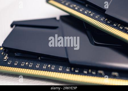 DDR4-DRAM-Speichermodule, elektrischer Kontaktmakro. Nahaufnahme des RAM-Chipsatzes des Computers. Desktop-PC-Hardwarekomponenten Stockfoto