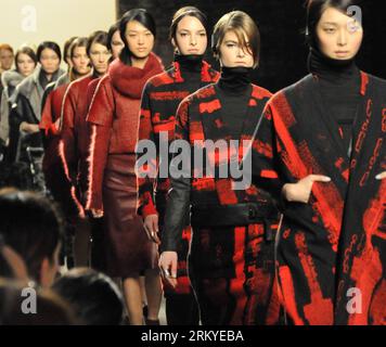 Bildnummer: 59206809  Datum: 11.02.2013  Copyright: imago/Xinhua NEW YORK, Feb. 11, 2013 (Xinhua) -- Models present creations from the Zero + Maria Cornejo Autumn/Winter 2013 collection during New York Fashion Week in New York, the U.S., on Feb. 11, 2013. (Xinhua/Liu Li) (lr) U.S.-NEW YORK-FASHION-ZERO+MARIA CORNEJO PUBLICATIONxNOTxINxCHN Kultur Entertainment Mode Modewoche Modenschau premiumd x0x xac 2013 quadrat     59206809 Date 11 02 2013 Copyright Imago XINHUA New York Feb 11 2013 XINHUA Models Present Creations from The Zero + Mary  Autumn Winter 2013 Collection during New York Fashion W Stock Photo