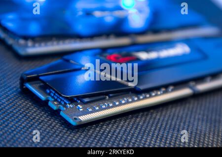 DDR4-DRAM-Speichermodule in blauem Licht. Nahaufnahme des RAM-Chipsatzes des Computers. Desktop-PC-Hardwarekomponenten Stockfoto