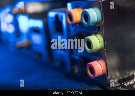 Motherboard-Audio, Sound-Buchsen Nahaufnahme auf Desktop-PC bei blauem Licht. Hardwarekomponenten des Computers. Hintergrund der technischen Elektronik Stockfoto