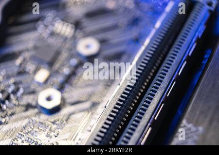 Motherboard-Sockel und Anschlüsse schließen sich an moderne Desktop-PCs an. Komponenten des Chipsatzes der Computerhardware. Hintergrund der Elektronik in der Technologiebranche Stockfoto