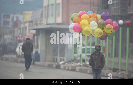 Bildnummer: 59217515 Datum: 14.02.2013 Copyright: imago/Xinhua (130214) -- KABUL, 14. Februar 2013 (Xinhua) -- ein afghanischer Ballonverkäufer wartet am 14. Februar 2013 in Kabul, Afghanistan, auf Kunden an einem nebligen Tag. (Xinhua/Ahmad Massoud) (bxq) AFGHANISTAN-KABUL-SCHWERER NEBEL PUBLICATIONxNOTxINxCHN Gesellschaft Valentinstag Geschenke Luftballon Ballon Premiere x0x xac 2013 quer 59217515 Datum 14 02 2013 Copyright Imago XINHUA Kabul 14. Februar 2013 XINHUA an Afghan Balloon Sellers wartet auf Kunden an einem nebligen Tag in Kabul Afghanistan AM 14. Februar 2013 XINHUA Ahmad Massoud Afghanistan Kabul HEA Stockfoto