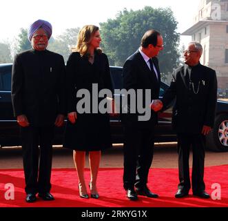 Bildnummer: 59217534  Datum: 14.02.2013  Copyright: imago/Xinhua (130214) -- NEW DELHI, Feb. 14, 2013 (Xinhua) -- Visiting French President Francois Hollande (2nd R) and Valerie Trierweiler with  with Indian President Shri Pranab Mukherjee (1st R) during a ceremonial reception at the Presidential Palace in New Delhi, India, Feb. 14, 2013. Hollande is on a two-day visit to India. (Xinhua/Partha Sarkar)(zhf) INDIA-NEW DELHI-FRANCE-VISIT PUBLICATIONxNOTxINxCHN Politik people premiumd x2x xac 2013 quadrat o0 Partnerin Frau Familie privat     59217534 Date 14 02 2013 Copyright Imago XINHUA  New Del Stock Photo