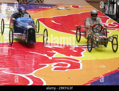 Bandung, Indonesien. 26. August 2023. Die Leute fahren ihre selbstgebauten Fahrzeuge ohne Motoren während des Soapbox Race in Bandung, West Java, Indonesien, am 26. August 2023. Quelle: Septianjar Muharam/Xinhua/Alamy Live News Stockfoto