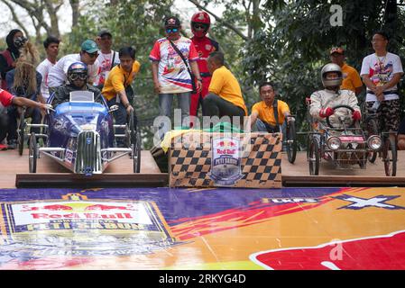 Bandung, Indonesien. 26. August 2023. Die Leute fahren ihre selbstgebauten Fahrzeuge ohne Motoren während des Soapbox Race in Bandung, West Java, Indonesien, am 26. August 2023. Quelle: Septianjar Muharam/Xinhua/Alamy Live News Stockfoto