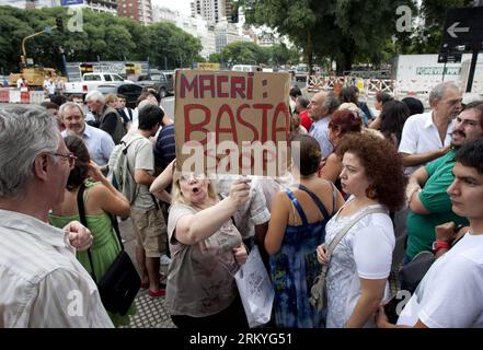 Bildnummer: 59219091 Datum: 13.02.2013 Copyright: imago/Xinhua (130214) -- BUENOS AIRES, 13. Februar 2013 (Xinhua) -- Bewohner und Kaufleute der 9. Juli Avenue nehmen am 13. Februar 2013 an einem Protest in Buenos Aires, der Hauptstadt Argentiniens, Teil. Die Demonstranten protestierten gegen die am 11. Januar begonnene Metrobus-Verkehrsanlage in der wichtigsten Straße der Stadt. Heritage Defense-Organisationen legten ein neues Schutzdokument vor und verlangten laut der lokalen Presse die Einstellung der Arbeiten. (Xinhua/Mart¨ªn Zabala) (rh) ARGENTINIEN-BUENOS AIRES-SOCIETY-PROTEST PUBLICATIONxNOTxINxCHN Stockfoto