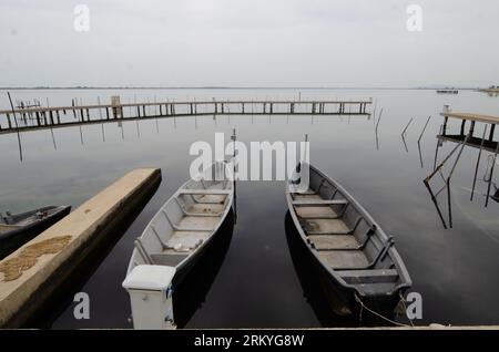 Lesina, Provinz Foggia, Apulien: Boote am See Stockfoto