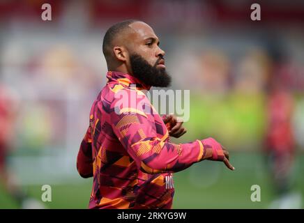 Brentfords Bryan Mbeumo erwärmt sich vor dem Spiel der Premier League im Gtech Community Stadium in London. Bilddatum: Samstag, 26. August 2023. Stockfoto