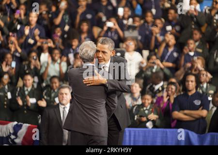 Bildnummer: 59226609 Datum: 15.02.2013 Copyright: imago/Xinhua CHICAGO, 15. Februar 2013 (Xinhua) -- Obama umarmt den Bürgermeister von Chicago Rahm Emanuel während eines Campagins gegen Waffengewalt in Chicago am 15. Februar 2013. US-Präsident Barack Obama hat sich am Freitag mit zwei öffentlichen Auftritten gegen Waffengewalt eingesetzt, um das Thema zu betonen und seine Botschaft einer härteren Waffenkontrolle zu bekräftigen. (Xinhua/Stacie Scott) (bxq) US-CHICAGO-OBAMA-GUN VIOLENCE PUBLICATIONxNOTxINxCHN People Politik xns x0x 2013 quer Premiere 59226609 Datum 15 02 2013 Copyright Imago XINHUA Chicago 15. Februar 2013 XINHUA Obama umarmt Chicago Stockfoto