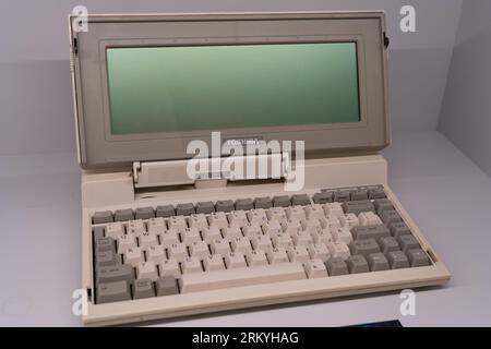 Altes Toshiba Notebook. Retro-Modell. Erster PC. Klein, tragbar. Polen, Warschau - 27. Juli 2023. Stockfoto