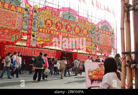 Bildnummer: 59228248  Datum: 16.02.2013  Copyright: imago/Xinhua (130216) -- HONG KONG, Feb. 16, 2013 (Xinhua) -- Citizens walk into the pavilion to watch the Yuju Opera performance during the West Kowloon Bamboo Theatre 2013 in Hong Kong, south China, Feb. 16, 2013. The West Kowloon Bamboo Theatre 2013 closed here Saturday, attracting a total of around 20,000 visitors. (Xinhua/Zhang Lingling) (yxb) CHINA-HONG KONG-WEST KOWLOON THEATRE-PERFORMANCE (CN) PUBLICATIONxNOTxINxCHN Kultur x0x xmb 2013 quer      59228248 Date 16 02 2013 Copyright Imago XINHUA  Hong Kong Feb 16 2013 XINHUA Citizens Wal Stockfoto