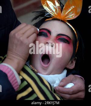 Bildnummer: 59229682  Datum: 11.02.2006  Copyright: imago/Xinhua File photo taken on Feb. 11, 2006 shows a young folk artist doing facial makeup for Shehuo performances in Xidian Village of Jiuxian Town, Songxian County, central China s Henan Province.  ing Festival and the Lantern Festival. (Xinhua/Wang Song) (lmm) CHINA-HENAN-FOLK CUSTOM-FESTIVITY-SHEHUO PERFORMANCE (CN) PUBLICATIONxNOTxINxCHN Gesellschaft Kultur x1x xds 2006 quadrat     59229682 Date 11 02 2006 Copyright Imago XINHUA File Photo Taken ON Feb 11 2006 Shows a Young Folk Artist Doing Facial Makeup for Shehuo performances in Xid Stockfoto