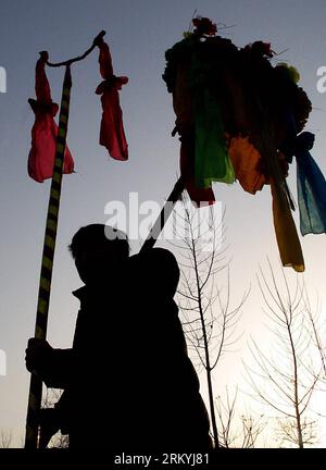 Bildnummer: 59229696 Datum: 11.02.1996 Copyright: imago/Xinhua File Foto aufgenommen am 11. Februar 2006 zeigt einen Folklore-Künstler, der Requisiten auf dem Weg zu einer Shehuo-Aufführung im Dorf Xidian in der Stadt Jiuxian im County Songxian in der zentralchinesischen Provinz Henan trägt. ING Festival und Laternen Festival. (Xinhua/Wang Song) (lmm) CHINA-HENAN-FOLK CUSTOM-FESTIVITY-SHEHUO PERFORMANCE (CN) PUBLICATIONxNOTxINxCHN Gesellschaft Kultur x1x xds 1996 hoch 59229696 Datum 11 02 1996 Copyright Imago XINHUA Datei Foto aufgenommen AM 11. Februar 2006 zeigt einen Folk-Künstler, der Requisiten AUF dem Weg zu einer Shehuo-Performance in Xidi trägt Stockfoto