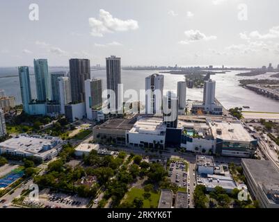 Miami, FL, USA - 22. August 2023: Luftbild Hilton Miami mit Blick auf die Bucht Stockfoto