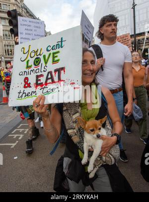 London, England, Großbritannien. 26. August 2023. Tierschutzaktivisten werden durch West End in London marschiert gesehen. (Bild: © Tayfun Salci/ZUMA Press Wire) NUR REDAKTIONELLE VERWENDUNG! Nicht für kommerzielle ZWECKE! Quelle: ZUMA Press, Inc./Alamy Live News Stockfoto