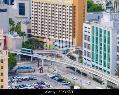 Miami, FL, USA - 22. August 2023: Luftbild Miami Metromover in Bewegung auf Straßenbahnschienen Stockfoto