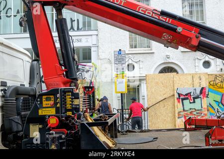 Graffiti-Aritisten Notting Hill Carnival 2023, London, UK. Künstler kommen aus ganz Großbritannien, um am Tag vor Beginn des Karnevals die Hordings zu malen. Quelle: Mary-Lu Bakker/Alamy Live News Stockfoto