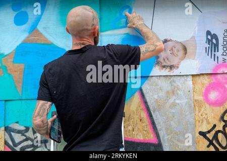 Graffiti-Aritisten Notting Hill Carnival 2023, London, UK. Künstler kommen aus ganz Großbritannien, um am Tag vor Beginn des Karnevals die Hordings zu malen. Quelle: Mary-Lu Bakker/Alamy Live News Stockfoto