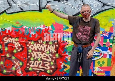 Graffiti-Aritisten Notting Hill Carnival 2023, London, UK. Künstler kommen aus ganz Großbritannien, um am Tag vor Beginn des Karnevals die Hordings zu malen. Quelle: Mary-Lu Bakker/Alamy Live News Stockfoto