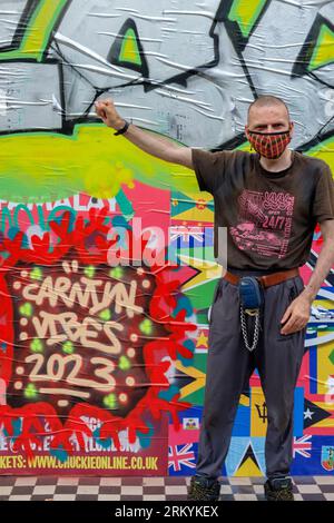 Graffiti-Aritisten Notting Hill Carnival 2023, London, UK. Künstler kommen aus ganz Großbritannien, um am Tag vor Beginn des Karnevals die Hordings zu malen. Quelle: Mary-Lu Bakker/Alamy Live News Stockfoto