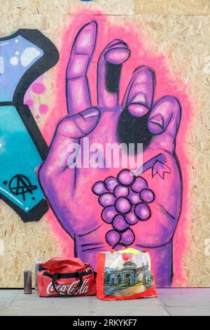 Graffiti-Aritisten Notting Hill Carnival 2023, London, UK. Künstler kommen aus ganz Großbritannien, um am Tag vor Beginn des Karnevals die Hordings zu malen. Quelle: Mary-Lu Bakker/Alamy Live News Stockfoto