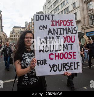 London, England, Großbritannien. 26. August 2023. Tierschutzaktivisten werden durch West End in London marschiert gesehen. (Bild: © Tayfun Salci/ZUMA Press Wire) NUR REDAKTIONELLE VERWENDUNG! Nicht für kommerzielle ZWECKE! Quelle: ZUMA Press, Inc./Alamy Live News Stockfoto