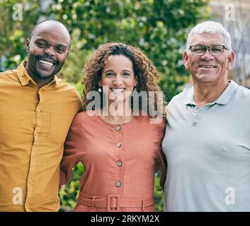 Glückliches Paar, Porträt oder älterer Vater in der Gartenverbindung in Brasilien mit Liebe oder Fürsorge im Ruhestand. Interrassische Beziehung, Lächeln oder reifer Vater Stockfoto